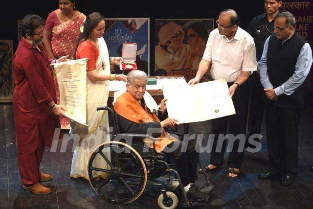 Shashi Kapoor receiving Dada Saheb Falke Award