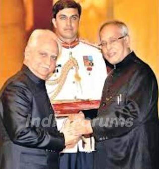 Ramesh Sippy receiving Padma Shri