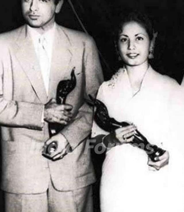 Meena Kumari With The Filmfare Award