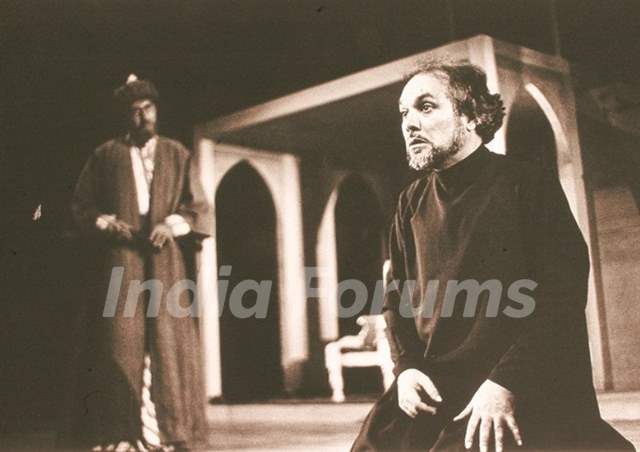 Manohar Singh as Tughlaq the despotic king in the play Tughlaq