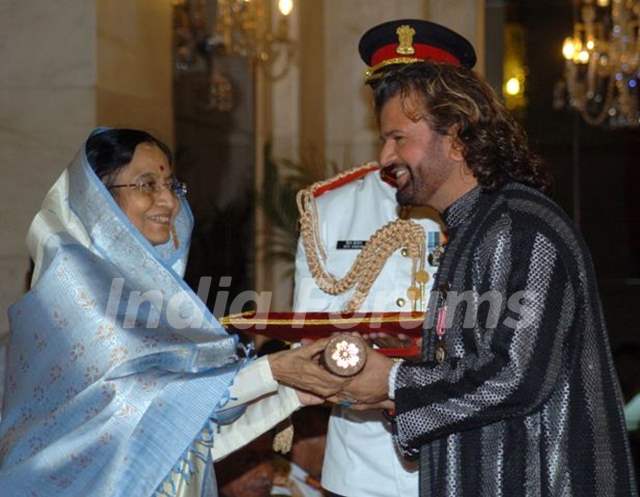 Hans Raj Hans receiving the Padma Shri