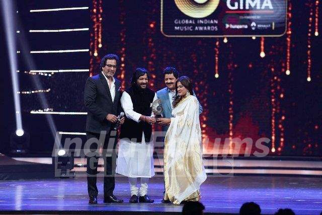 Roop Kumar Rathod receiving the best ghazal album GiMA2016 award for Zikr Tera