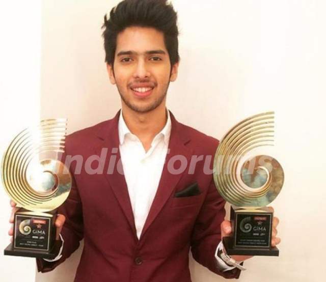 Armaan Malik With His GiMA Award