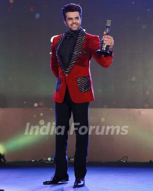 Manish Paul with the Best Entertainer award