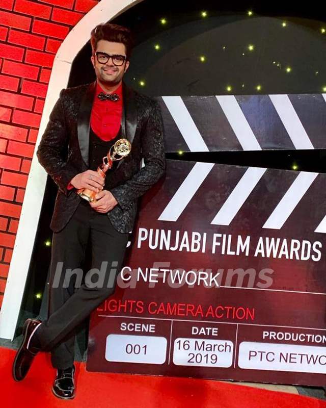 Manish Paul with rising star entertainer of the year award