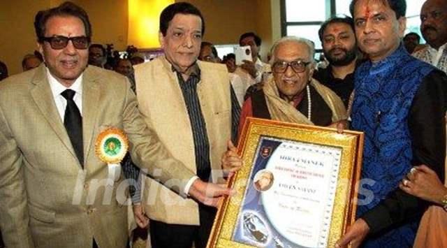 Ameen Sayani with Lifetime Achievement Award