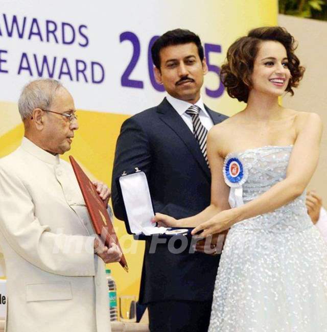 Kangana Ranaut receiving the National Award for the film Tanu Weds Manu Returns