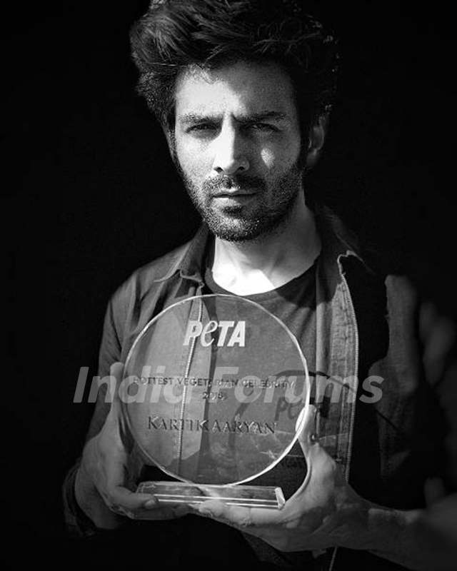 Kartik Aaryan With His Hottest Vegetarian Celebrity Award By PETA India