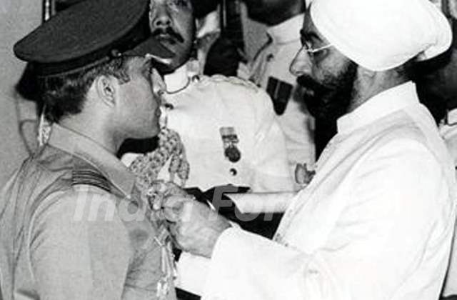 Rakesh Sharma Receving Ashok Chakra From The Then President of India Giani Zail Singh
