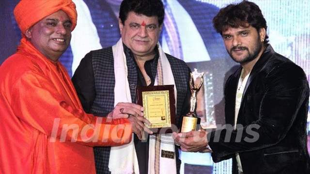 Khesari Lal Yadav Receiving UP Ratan Award