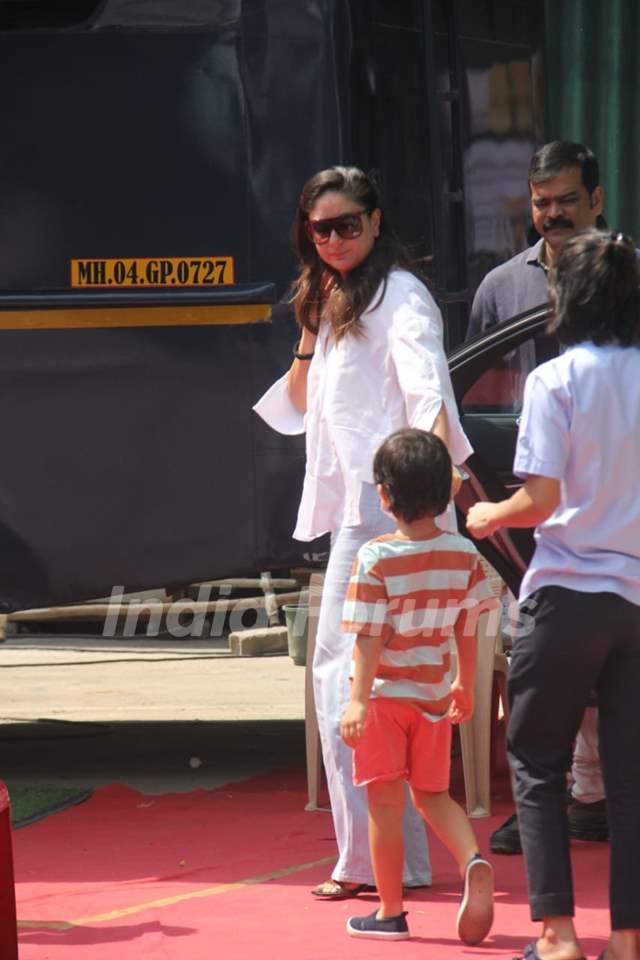 Kareena Kapoor oozes swag as she heads out with Saif Ali Khan, kids on a  holiday-WATCH