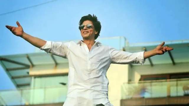 Fans swamp outside Mannat to catch a glimpse of Shah Rukh khan on Eid | India Forums