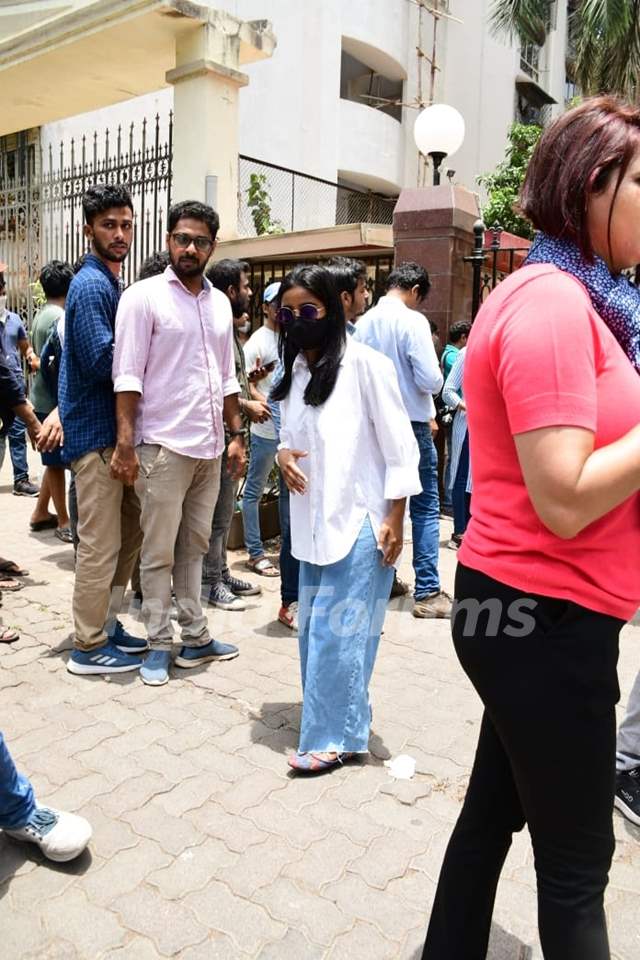 Shilpa Rao spotted at KK's funeral