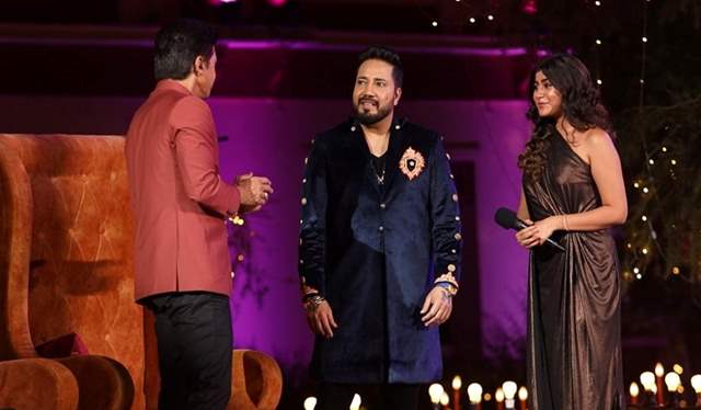 Mika Singh with a contestant.