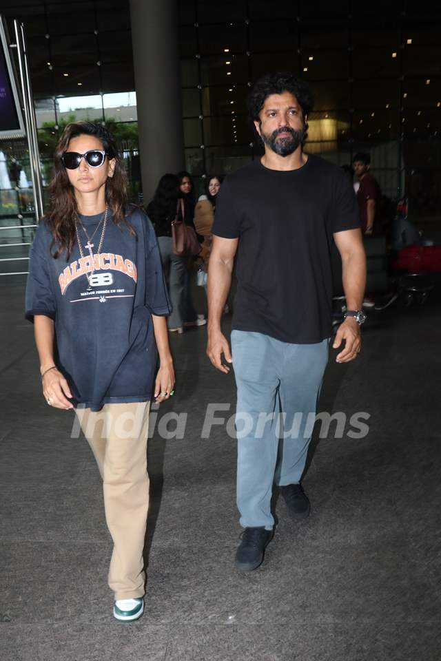 Farhan Akhtar and Shibani Dandekar spotted at the Mumbai airport