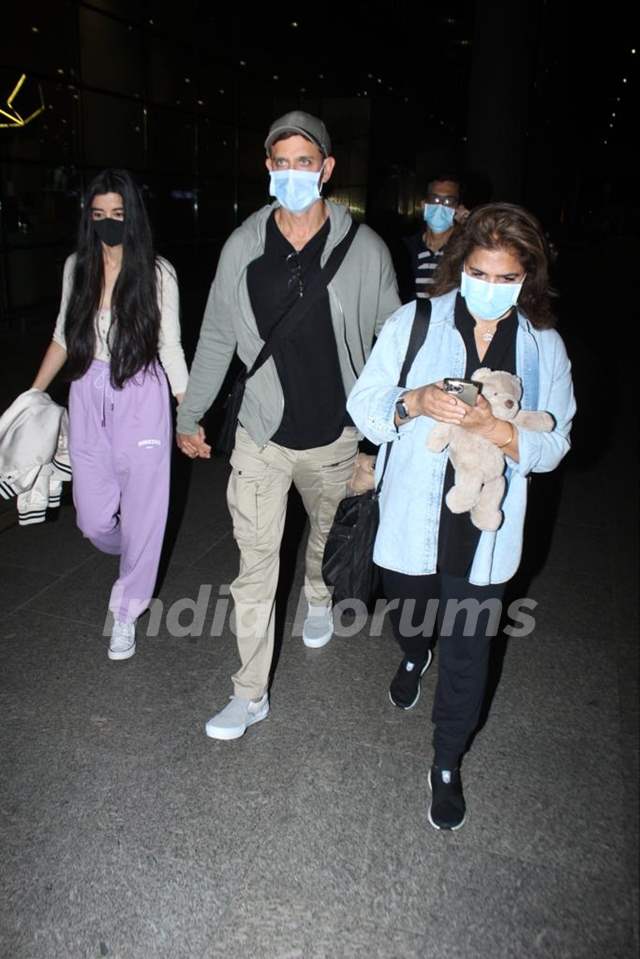 Hrithik Roshan and Saba Azad get papped at the airport