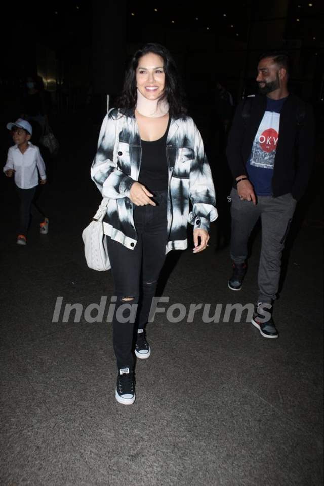 Sunny Leone spotted at the Mumbai airport Media