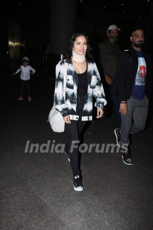 Sunny Leone spotted at the Mumbai airport Media