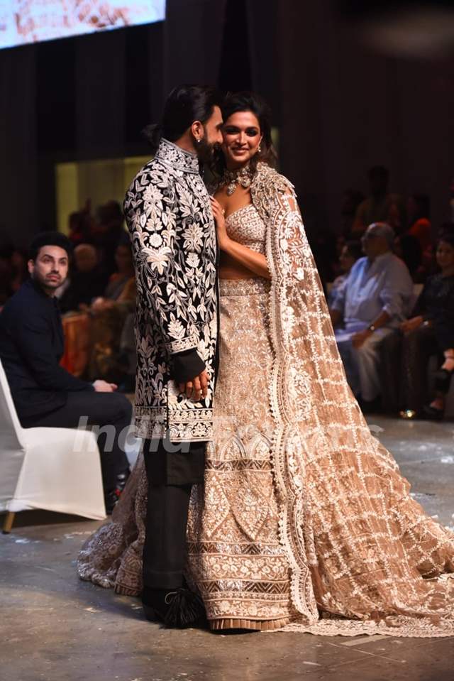 Deepika Padukone & Ranveer Singh Looked Like Royalty At Their Wedding  Reception | Harper's Bazaar Singapore