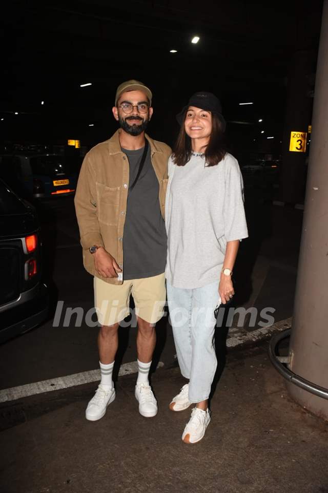 Virat Kohli and Anushka Sharma spotted in the Mumbai airport