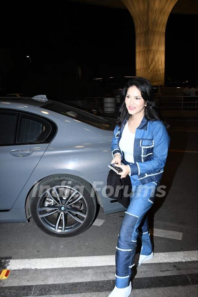 Sunny Leone spotted at the Mumbai airport Media