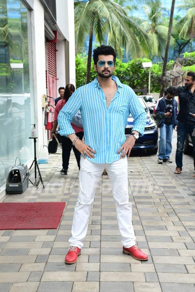 Raqesh Bapat spotted promoting Tere Vich Rab Disda song at T-Series Office in Andheri