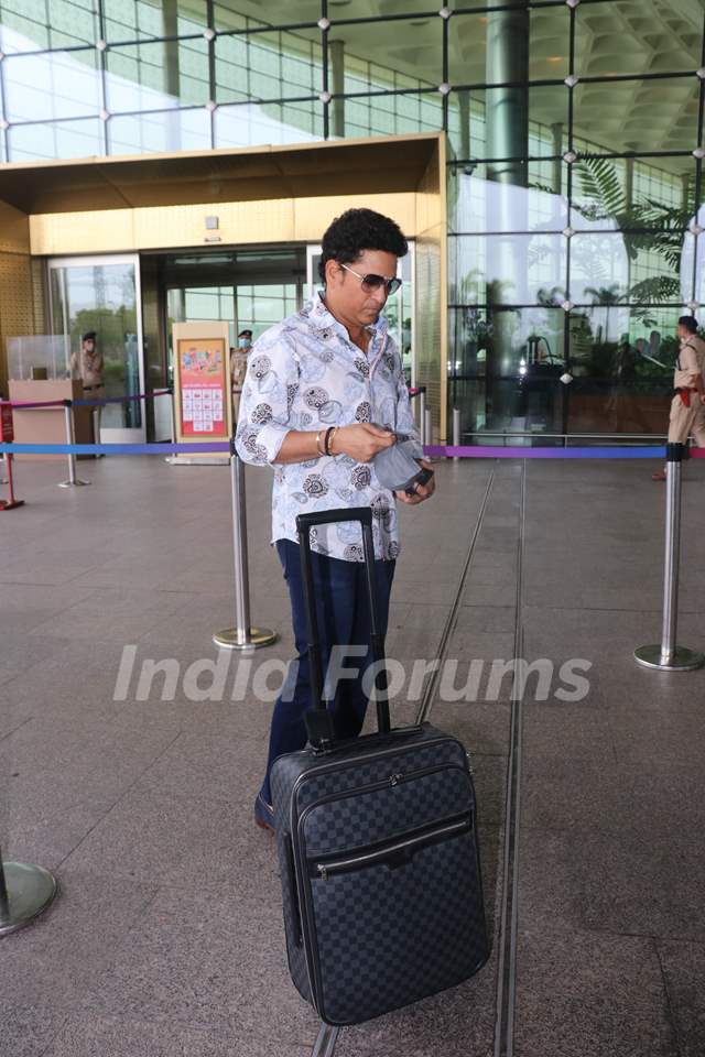 Sachin Tendulkar snapped at the Mumbai airport
