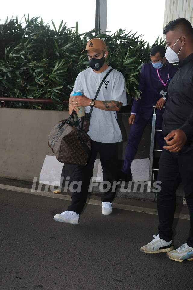 Virat Kohli spotted at the Mumbai airport