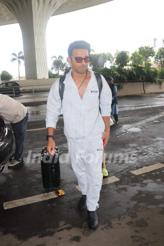 Pulkit Samrat spotted at Mumbai airport 