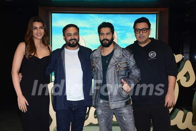 Varun Dhawan, Kriti Sanon, Amar Kaushik and Dinesh Vijan snapped special announcement for their film Bhediya
