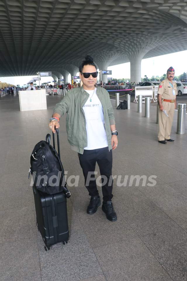 Kailash Kher  spotted at the Mumbai airprot