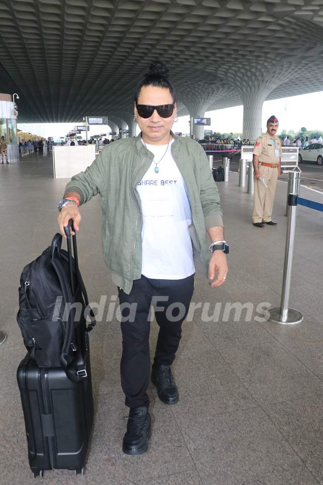 Kailash Kher  spotted at the Mumbai airprot