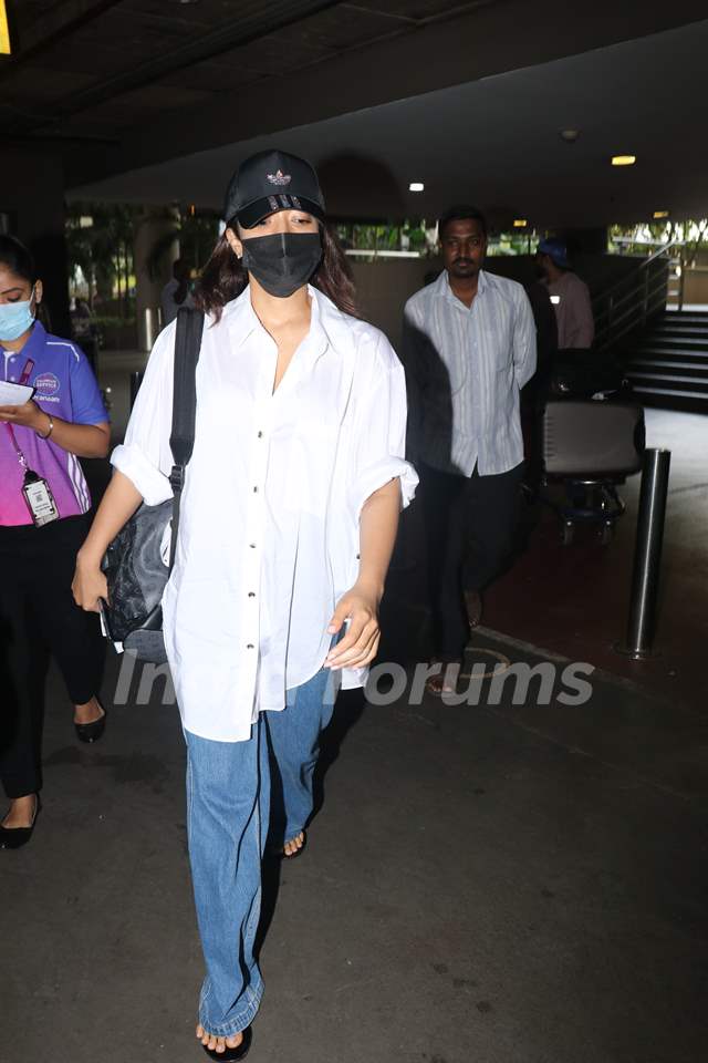 Rashmika Mandanna spotted at the Mumbai airport