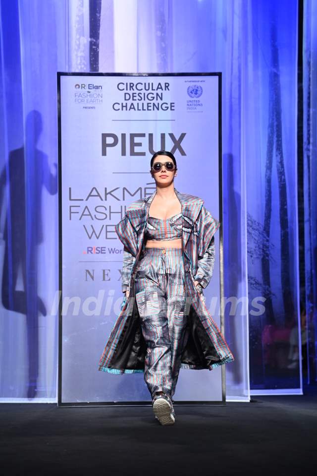 Warina Hussain walk the ramp of Lakme Fashion Week 2022