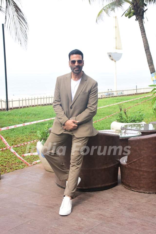 Akshay Kumar sports a tan suit and trousers for the promotions of Ram Setu