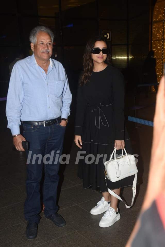 Guess the price of Parineeti Chopra's black airport bag - Times of India