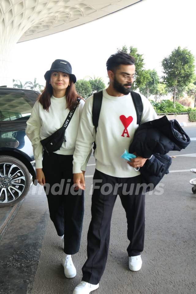 Anushka Sharma, Virat Kohli spotted at the Mumbai airport