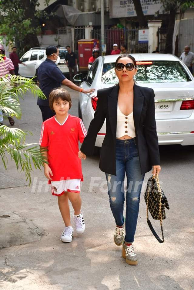 Gauri Khan, Suhana Khan and AbRam Khan Snapped at Airport Media