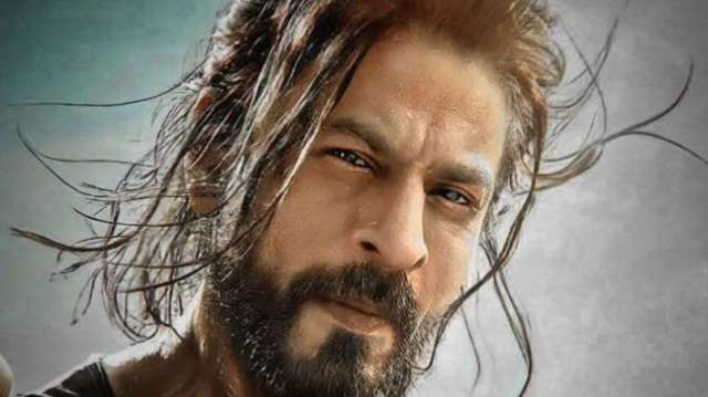 I registi condividono nuove fotogrammi del film, che presenta la performance audace di Shahrukh Khan