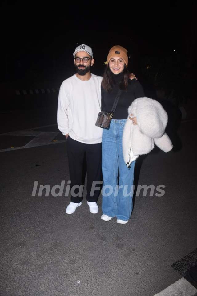 Anushka Sharma Spotted At Mumbai Airport - Watch Video 