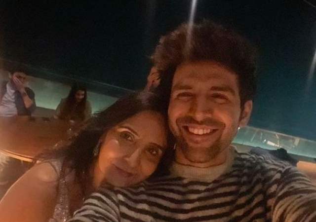 KartiK Aaryan and mother