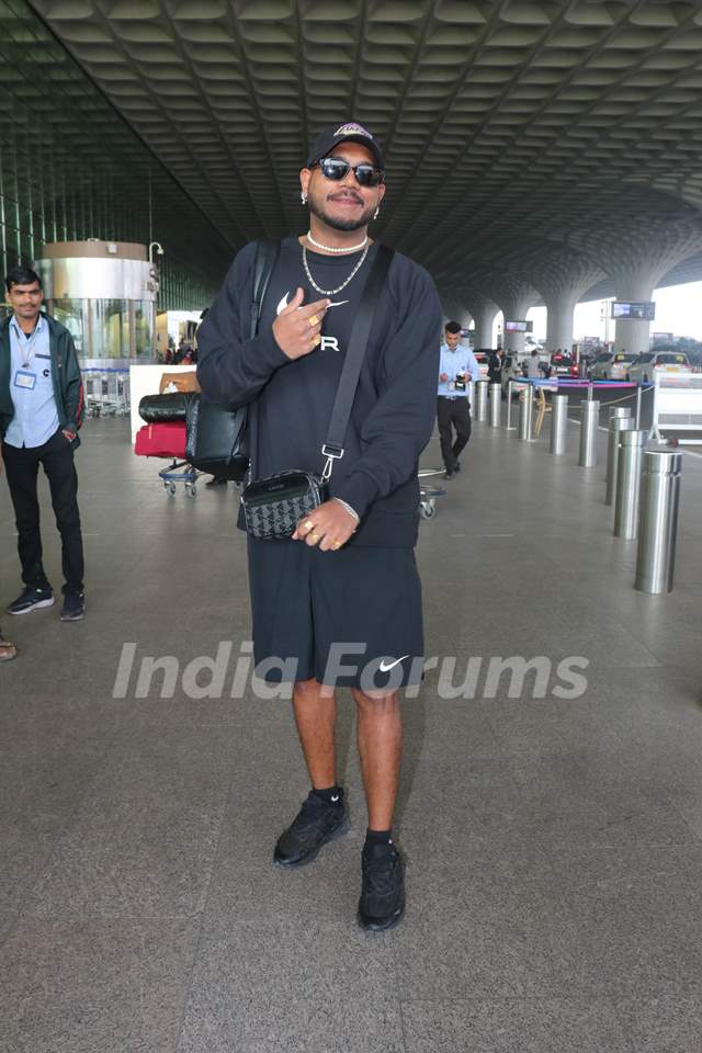 King spotted at the Mumbai airport