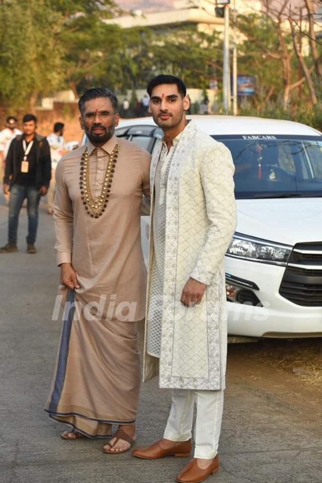 Suneil Shetty and Ahan Shetty meet the media post KL Rahul - Athiya wedding to distribute sweets to paps 