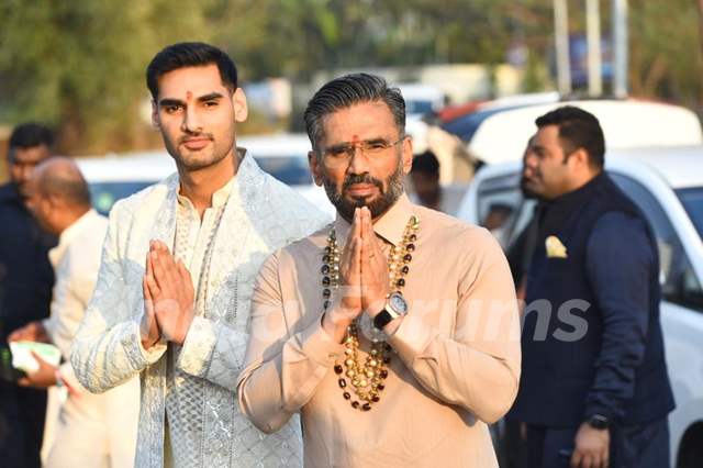 Suneil Shetty and Ahan Shetty meet the media post KL Rahul - Athiya wedding to distribute sweets to paps 
