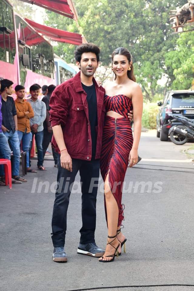 Kartik Aaryan Kriti Sanon Snapped Promoting Upcoming Film Shehzada On The Set Of The Kapil