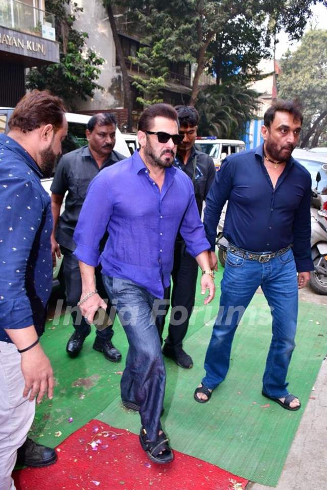 Salman Khan snapped at Rahul Kanal’s wedding in Khar