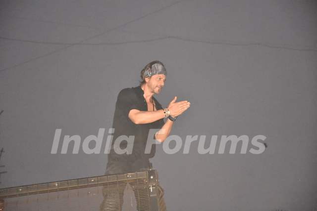 Shah Rukh Khan meets fans outside Mannat in Bandra