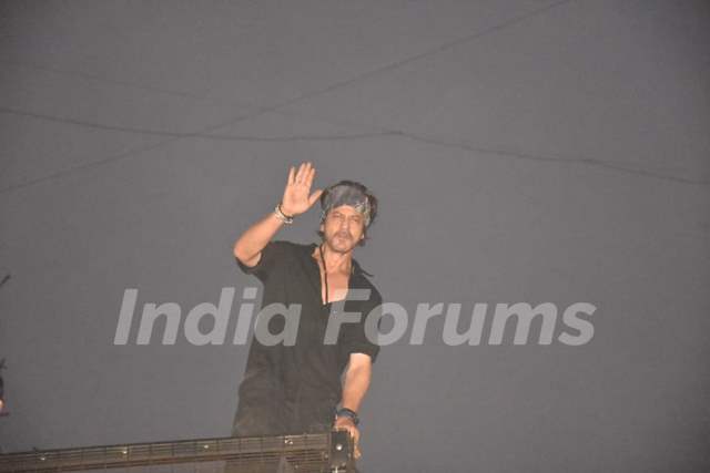 Shah Rukh Khan meets fans outside Mannat in Bandra