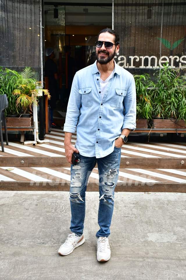 Dino Morea snapped at farmers cafe in Khar Media