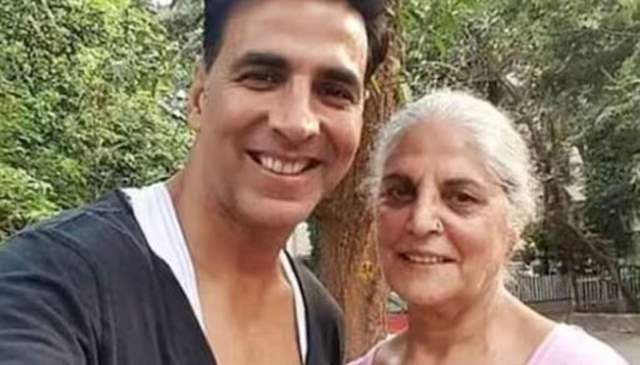 Akshay Kumar with mother